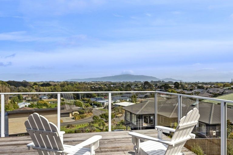 Photo of property in 64 Kakariki Grove, Waikanae, 5036