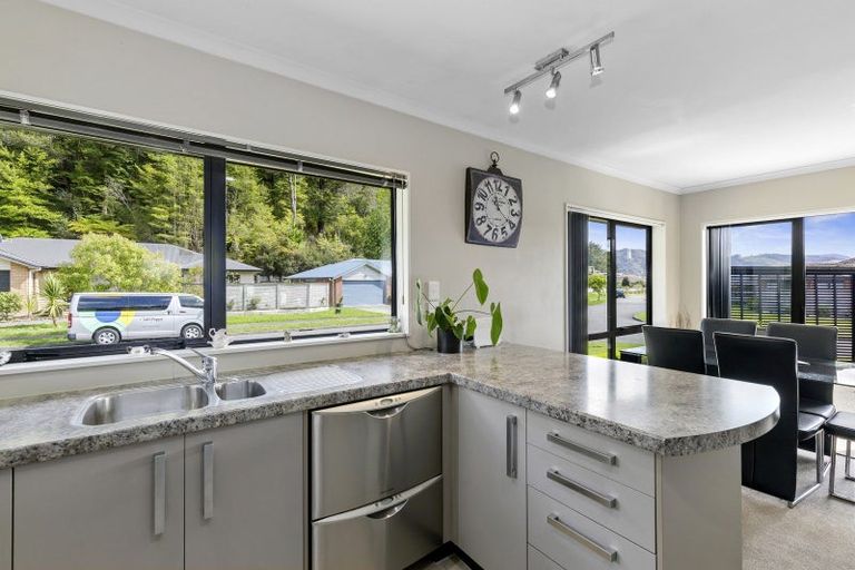 Photo of property in 15 Aragon Grove, Kingsley Heights, Upper Hutt, 5018