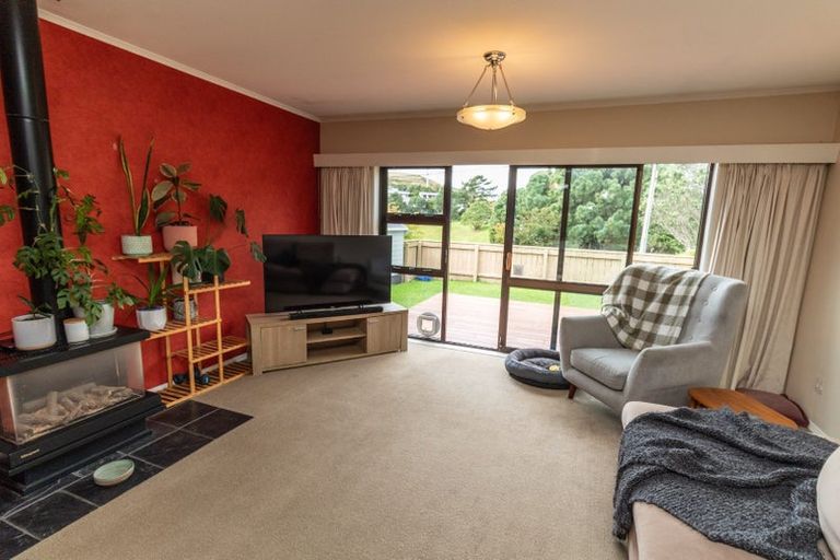 Photo of property in 9 Pinkerton Grove, Newlands, Wellington, 6037