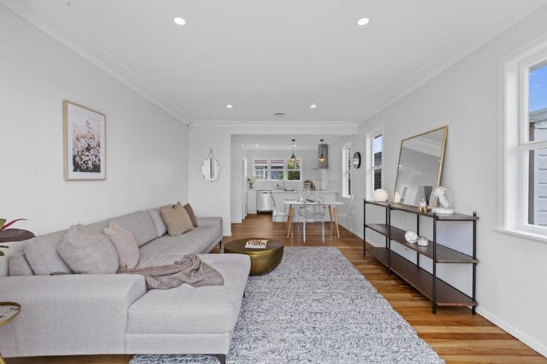 Photo of property in 1/3 Daphne Street, Kelston, Auckland, 0602