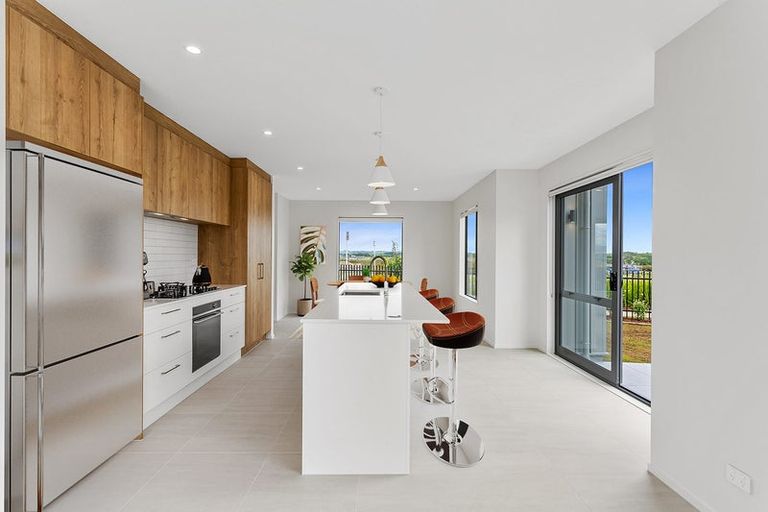 Photo of property in 39 Parkmore Drive, Rosehill, Papakura, 2113