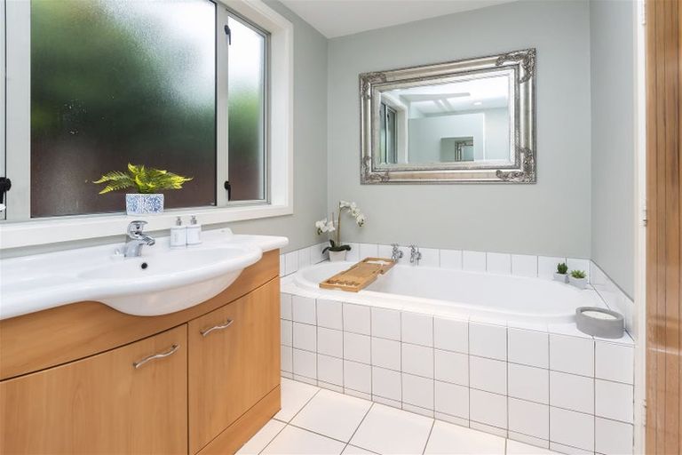 Photo of property in 6 Tuirau Place, Ilam, Christchurch, 8041