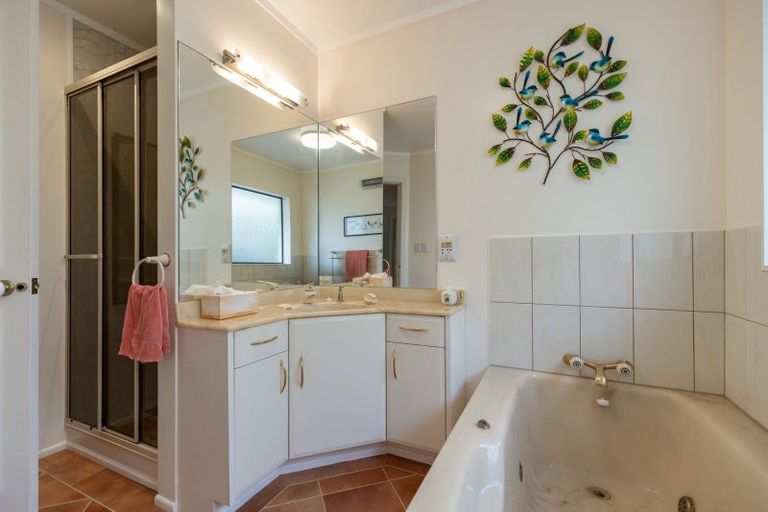 Photo of property in 2 Lavinia Grove, Waikanae Beach, Waikanae, 5036