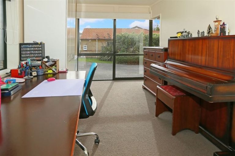 Photo of property in 8 Graven Court, Henderson, Auckland, 0612