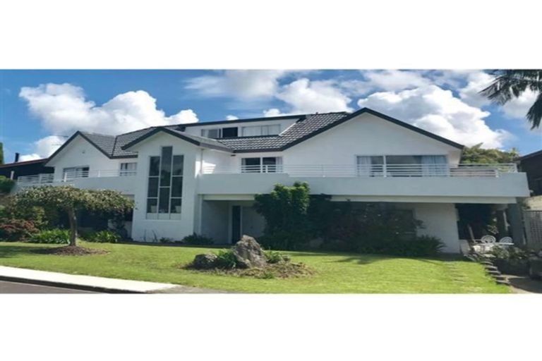 Photo of property in 10 Oakpark Place, West Harbour, Auckland, 0618