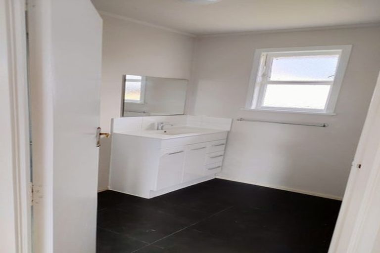 Photo of property in 2/222 Edmonton Road, Te Atatu South, Auckland, 0610