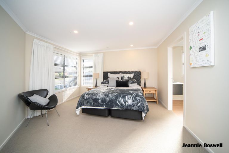 Photo of property in 8 Medallion Court, Kelvin Grove, Palmerston North, 4414