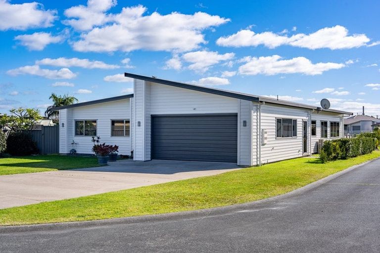 Photo of property in 9 Kamahi Place, One Tree Point, 0118