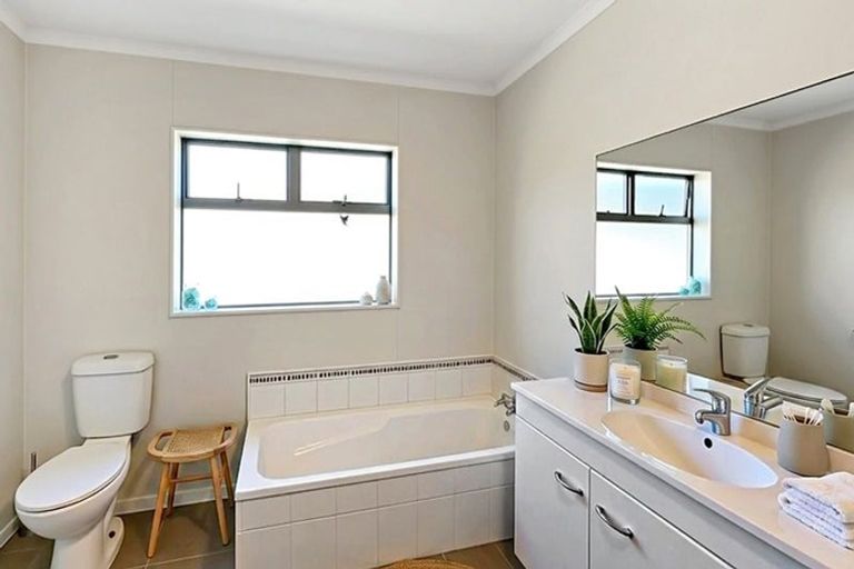 Photo of property in 4 Francis Skinner Place, Orewa, 0931