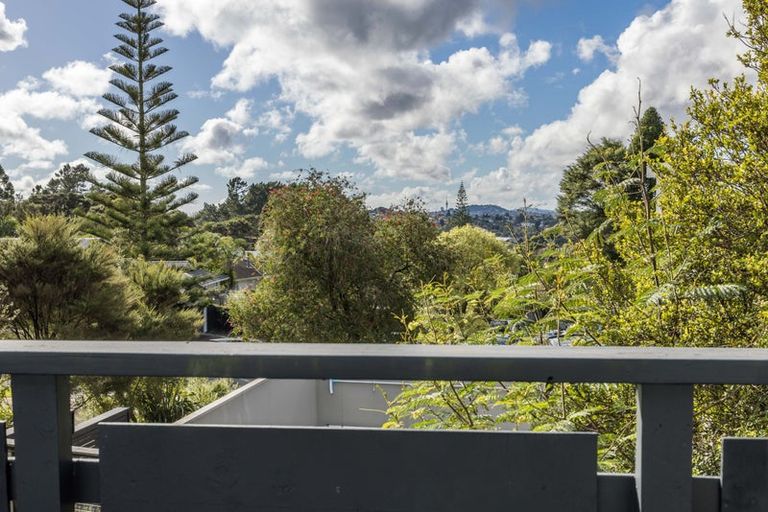 Photo of property in 38 Staincross Street, Green Bay, Auckland, 0604