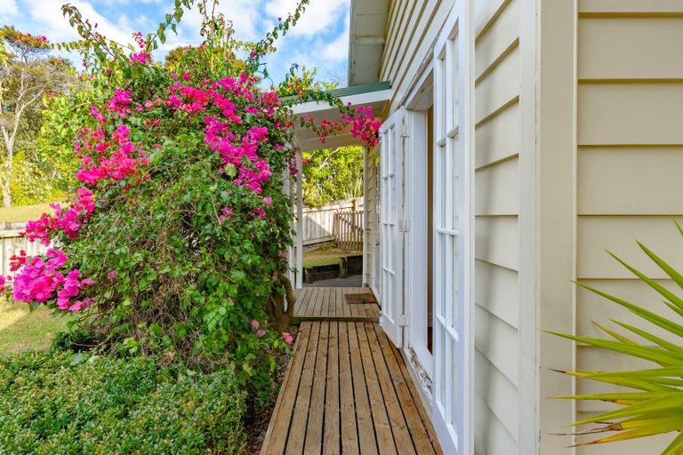 Photo of property in 42 Mountain Road, Henderson Valley, Auckland, 0612