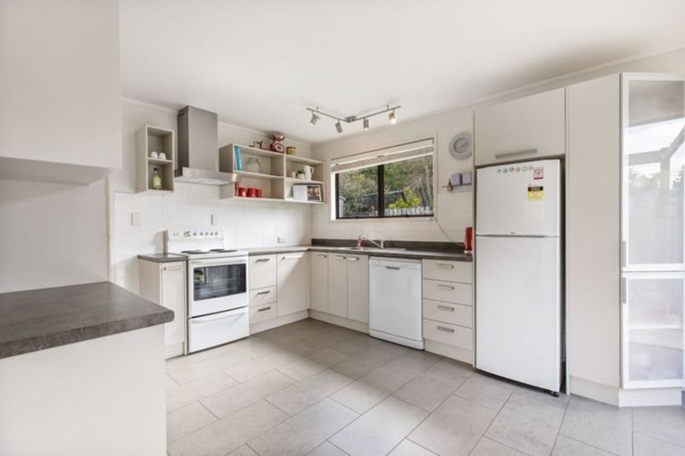 Photo of property in 30 Hydra Place, Glen Eden, Auckland, 0602
