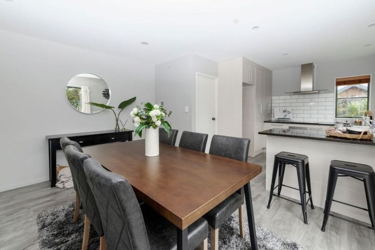 Photo of property in 5a Awaroa Road, Sunnyvale, Auckland, 0612