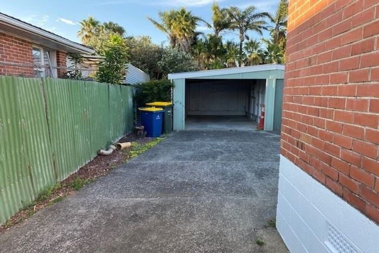 Photo of property in 206 Edmonton Road, Te Atatu South, Auckland, 0610