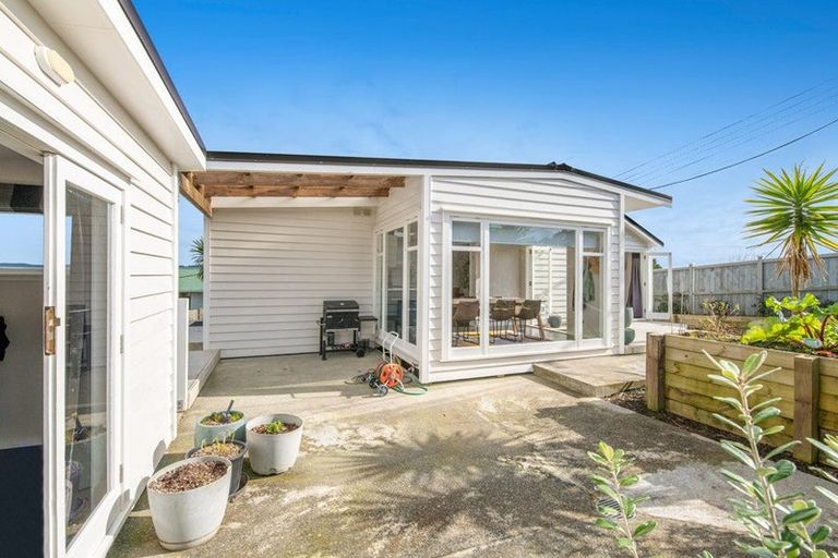 Photo of property in 16 St James Avenue, Helensville, 0800