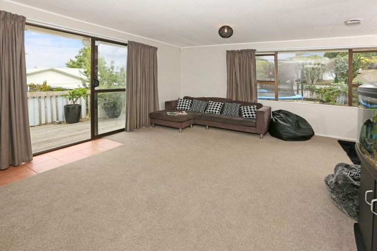 Photo of property in 5 Hueglow Rise, West Harbour, Auckland, 0618