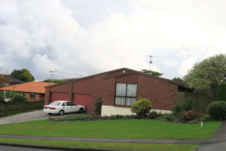 Photo of property in 4 St Simon Place, Botany Downs, Auckland, 2010