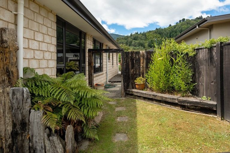 Photo of property in 12 Weka Place, Picton, 7220