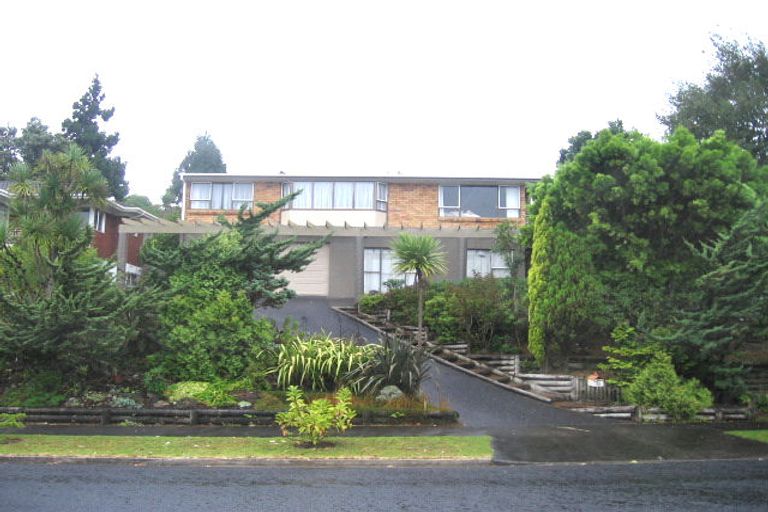 Photo of property in 33 Chelsea View Drive, Chatswood, Auckland, 0626