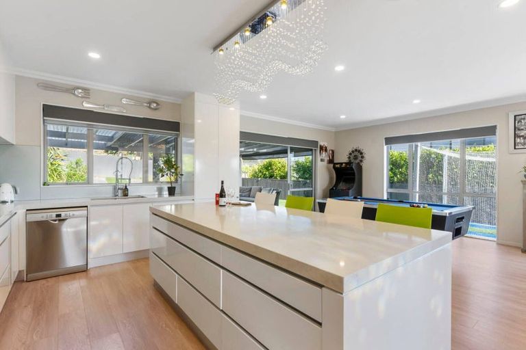 Photo of property in 13 Eastview Crescent, Stanmore Bay, Whangaparaoa, 0932