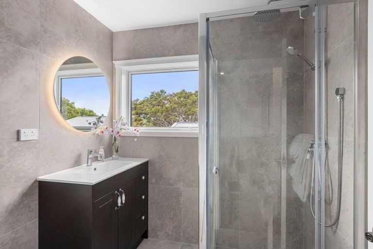 Photo of property in 9 Waimaru Lane, Orewa, 0931