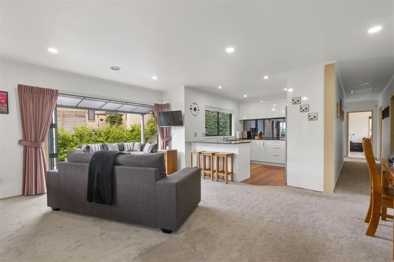 Photo of property in 24 Capricorn Place, Kawaha Point, Rotorua, 3010