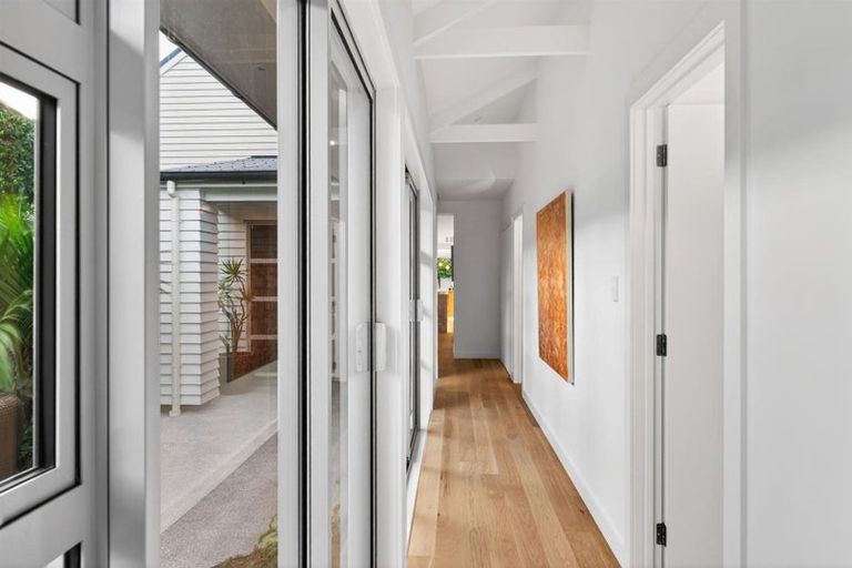 Photo of property in 5 Holiday Road, Milford, Auckland, 0620