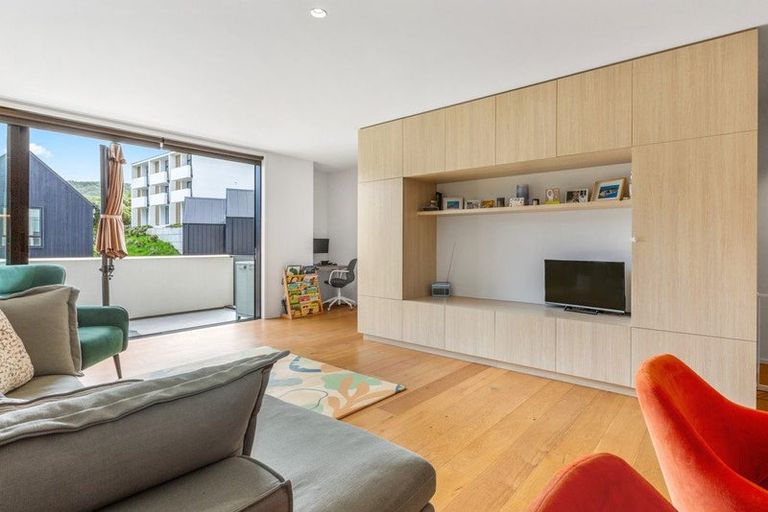 Photo of property in 5 Jean Caldwell Way, Island Bay, Wellington, 6023