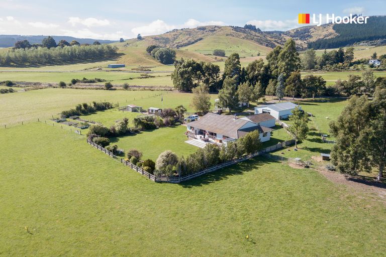 Photo of property in 24 Surrey Bay Road, Waihola, Outram, 9073