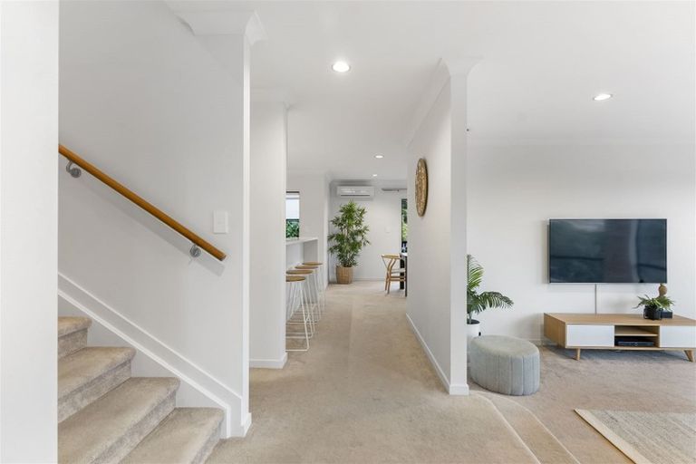 Photo of property in 31 Trotting Terrace, Fairview Heights, Auckland, 0632