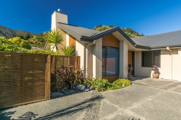 Photo of property in 15 Weka Place, Picton, 7220