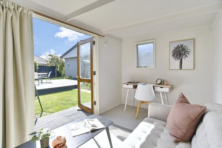 Photo of property in 5 Hannah Place, Redwood, Christchurch, 8051