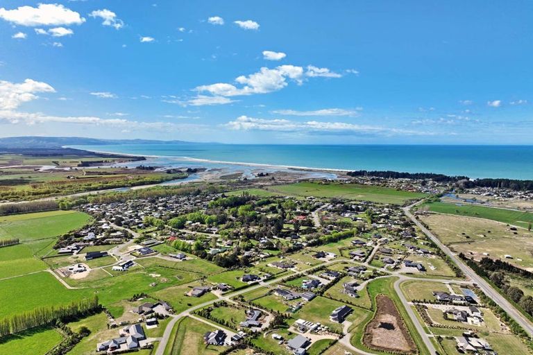 Photo of property in 82 Queens Avenue, Waikuku Beach, 7402