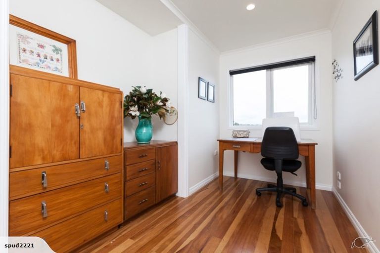 Photo of property in 17 York Crescent, Westown, New Plymouth, 4310