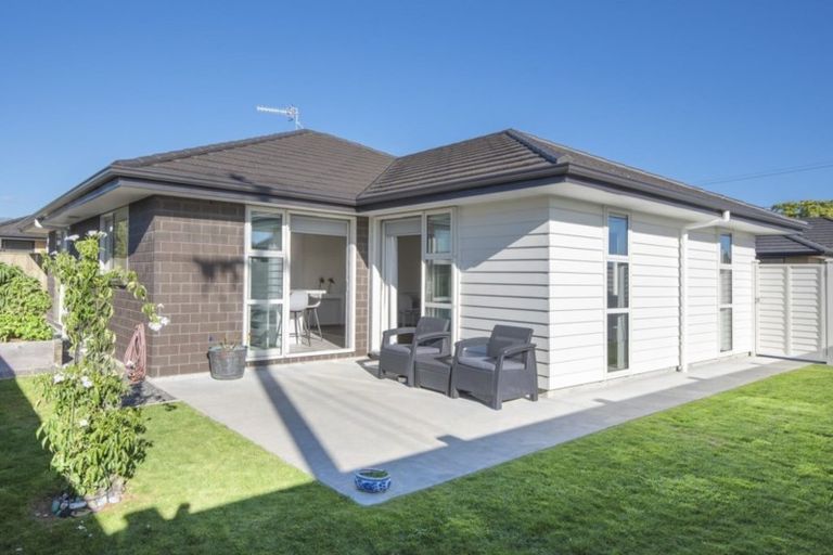 Photo of property in 2 Queenwood Road, Levin, 5510