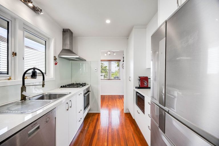 Photo of property in 16 Paton Avenue, Te Atatu South, Auckland, 0610