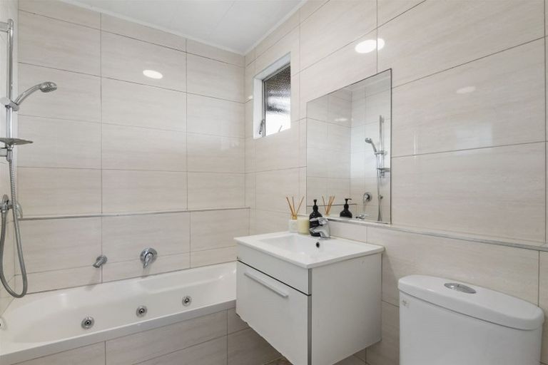 Photo of property in 1/52 Pupuke Road, Hillcrest, Auckland, 0627