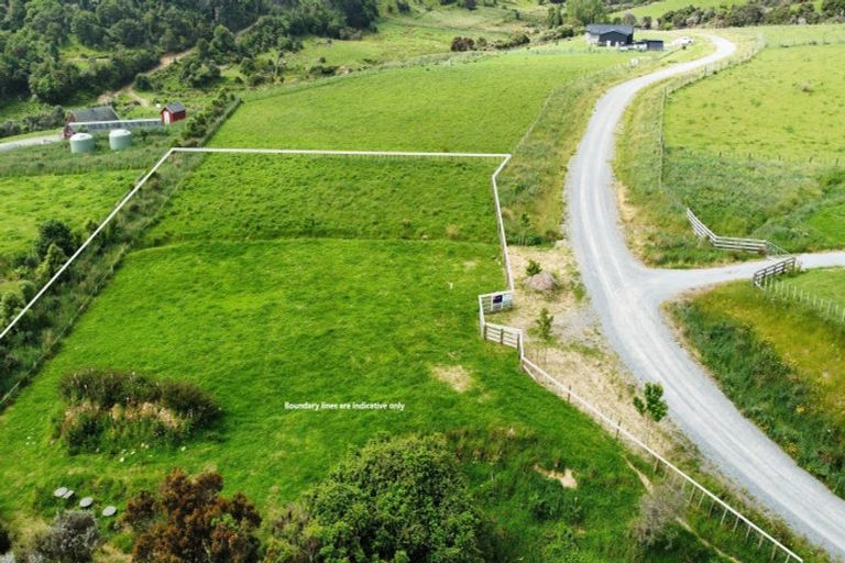 Photo of property in 13 Robertson Close, Manakau, 5583