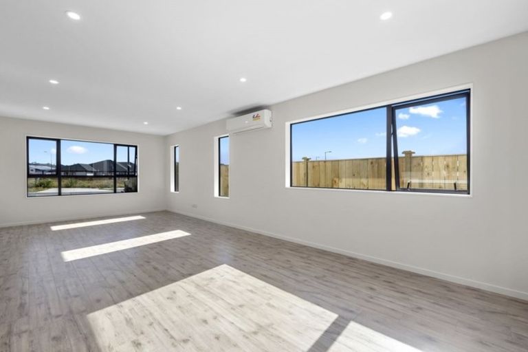 Photo of property in 12 Konoba Avenue, Kumeu, 0810