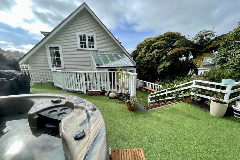 Photo of property in 10 Paisley Terrace, Karori, Wellington, 6012