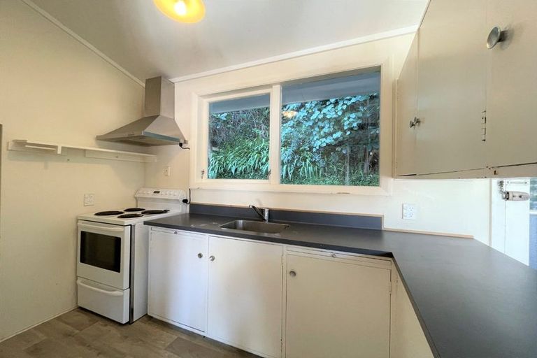 Photo of property in 32 Ngaio Road, Kelburn, Wellington, 6012