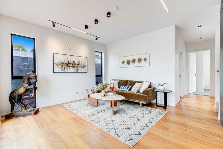 Photo of property in 2 Tiri View Place, Waiake, Auckland, 0630