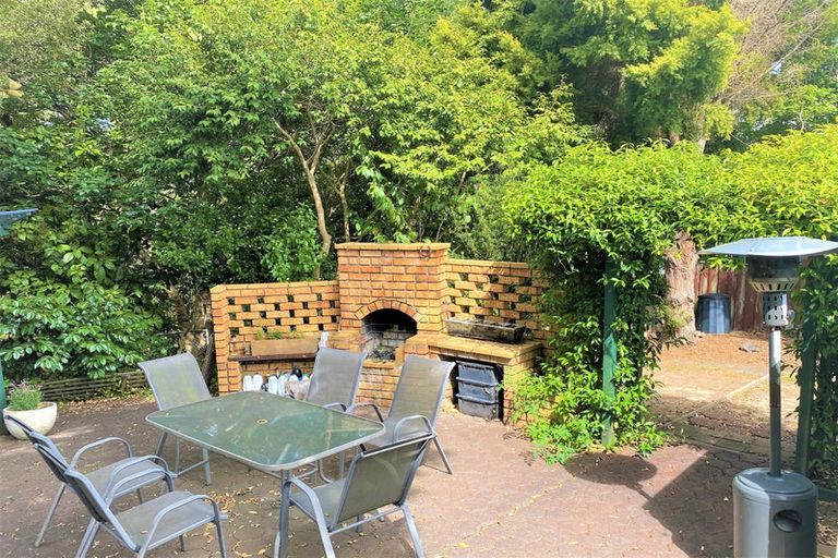 Photo of property in 44 Easton Park Parade, Glenfield, Auckland, 0629