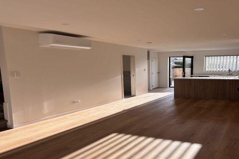 Photo of property in 4/94 Godley Road, Green Bay, Auckland, 0604