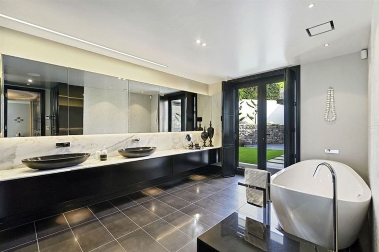 Photo of property in 12 Challenger Lane, Redcliffs, Christchurch, 8081