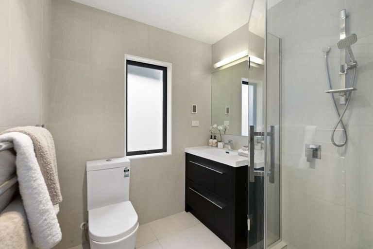 Photo of property in 2/41 Fairmount Road, Titirangi, Auckland, 0604