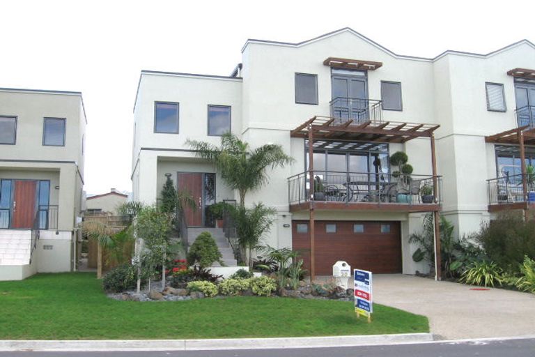 Photo of property in 32 Provence Esplanade, Te Atatu Peninsula, Auckland, 0610