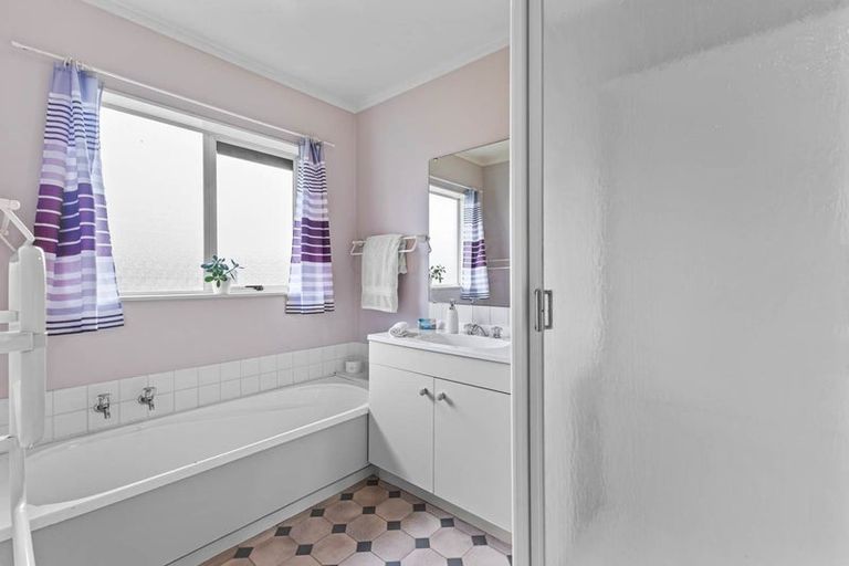 Photo of property in 27 Rosemead Place, Randwick Park, Auckland, 2105