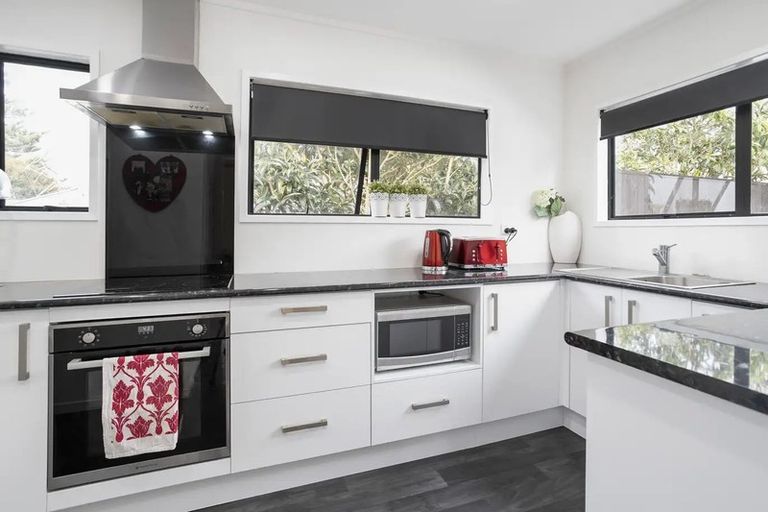 Photo of property in 2/35 Wattle Street, New Lynn, Auckland, 0600