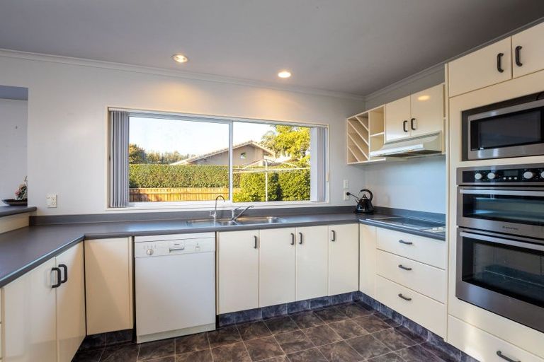 Photo of property in 3a Kinross Drive, Merrilands, New Plymouth, 4312